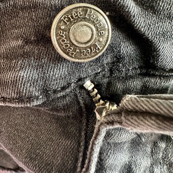 Free People Women's Skinny Stretch Distressed Charcoal Wash Raw Hem Sz. … - Picture 13 of 13